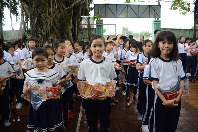 Giving gift portions to pupils on the occasion of Mid-Autumn Festival